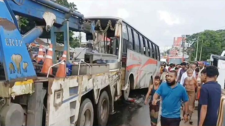 ফরিদপুরে দুই বাসের মুখোমুখি সংঘর্ষে নিহত ৩, আহত ১৫