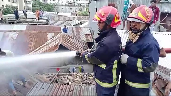 মহাখালী সাততলা বস্তির আগুন নিয়ন্ত্রণে