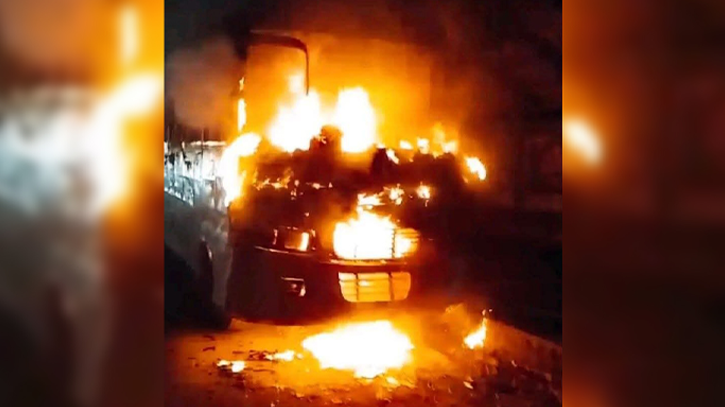 মানিকগঞ্জে স্কুলবাসে আগুন, চালক দগ্ধ