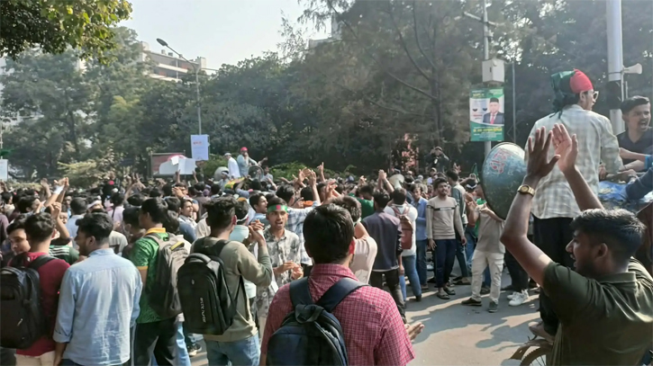 শিক্ষাভবন মোড় অবরোধ ৭ কলেজ শিক্ষার্থীদের, যান চলাচল বন্ধ