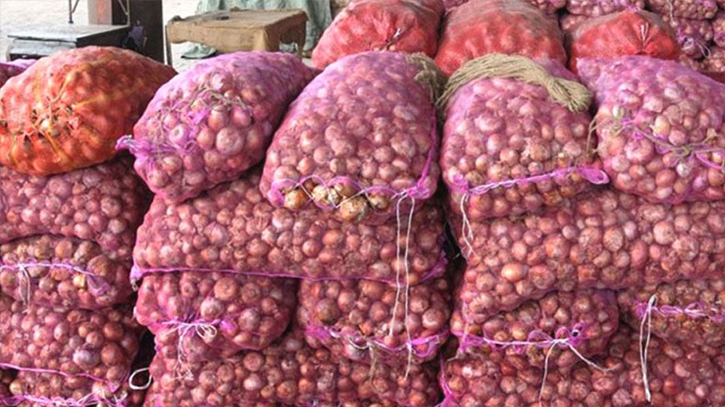 আমদানির ঘোষণায় খাতুনগঞ্জে ১৩০ টাকার পেঁয়াজ ৯০ টাকা 