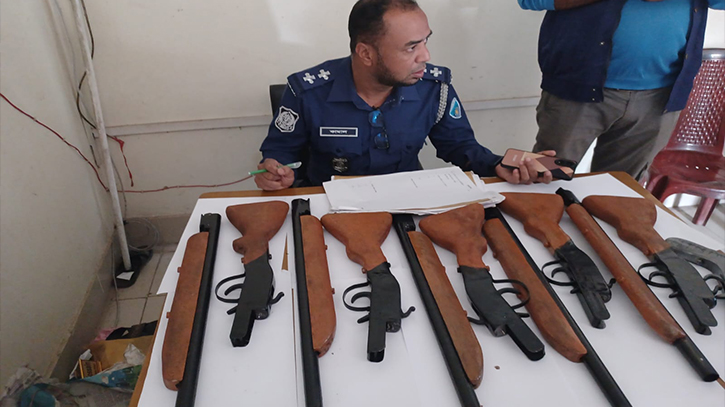 নোয়াখালীতে পারিবারিক কবরস্থানে বন্দুক-পাইপগান