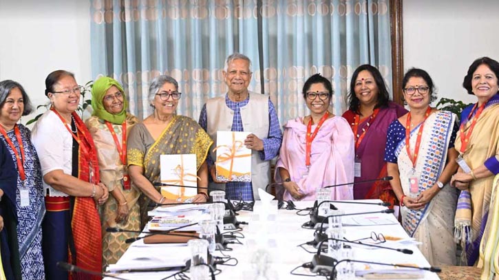 প্রধান উপদেষ্টার কাছে নারীবিষয়ক সংস্কার কমিশনের প্রতিবেদন প্রধান উপদেষ্টার কাছে নারীবিষয়ক সংস্কার কমিশনের প্রতিবেদন