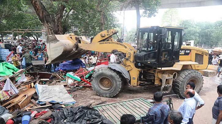 গুঁড়িয়ে দেওয়া হলো সোহরাওয়ার্দী উদ্যানের শতাধিক স্থাপনা 