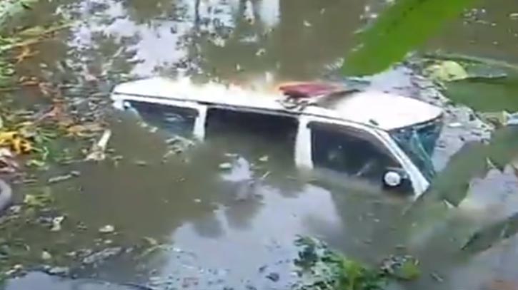 খুলনায় অ্যাম্বু‌লেন্স নিয়ন্ত্রণ হা‌রি‌য়ে খাদে, নিহত ১ আহত ৫