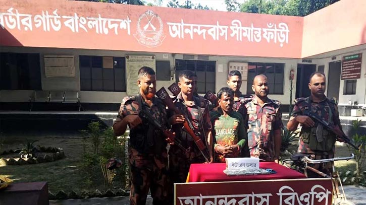 মেহেরপুরে সাইকেলে ঘাসের বস্তায় মিলল ৫১ হাজার ডলার