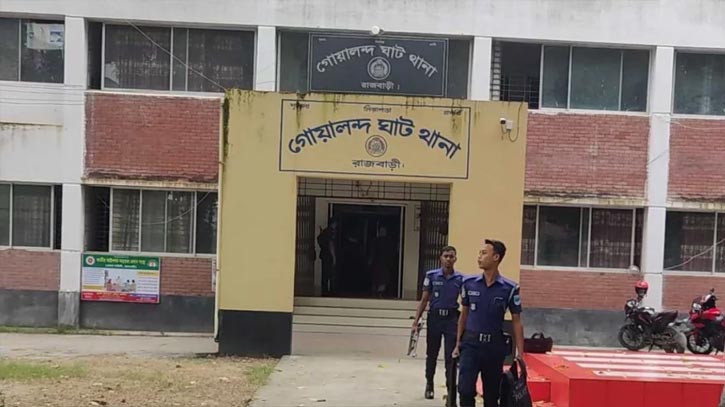 নুরাল পাগলের মাজারে পুলিশের ওপর হামলা, গ্রেপ্তার ৫ নুরাল পাগলের মাজারে পুলিশের ওপর হামলা, গ্রেপ্তার ৫