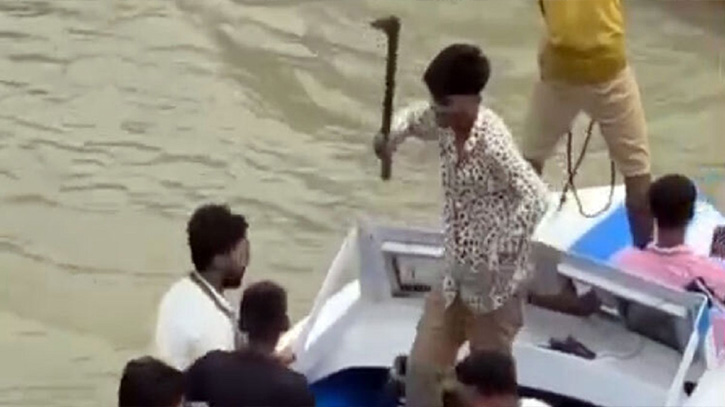 ফরিদপুরে কিশোর গ্যাংয়ের স্পিডবোটে প্রকাশ্যে অস্ত্রের মহড়া