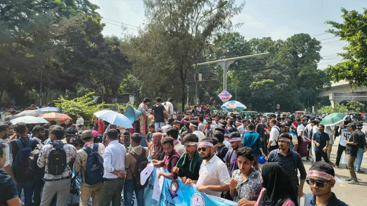 শিক্ষা ভবনের সামনে অবস্থান কর্মসূচিতে সাত কলেজের শিক্ষার্থীরা শিক্ষা ভবনের সামনে অবস্থান কর্মসূচিতে সাত কলেজের শিক্ষার্থীরা