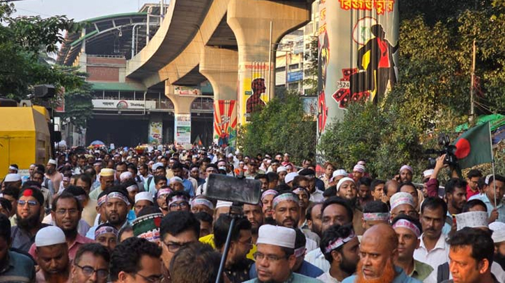 শাহবাগ মোড় ছেড়ে শহীদ মিনারে শিক্ষকেরা
