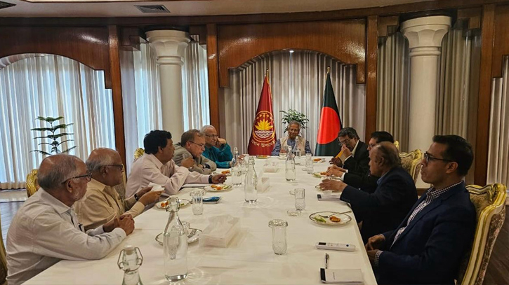 রাজনৈতিক দলগুলোর সঙ্গে সন্ধ্যায় প্রধান উপদেষ্টার জরুরি বৈঠক 