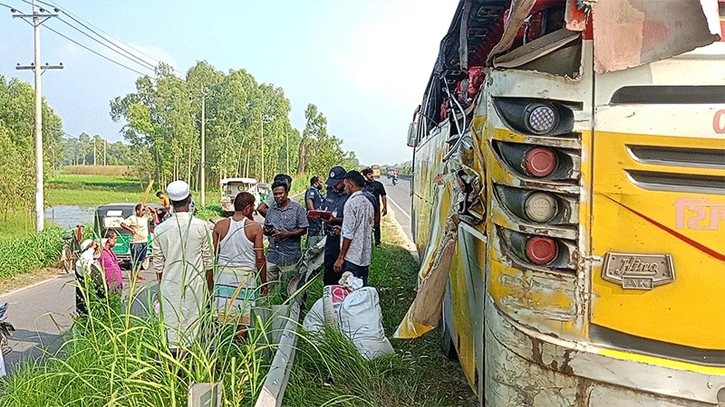 টাঙ্গাইলে বাস-ট্রাক সংঘর্ষে নারীসহ নিহত ৩, আহত ১২