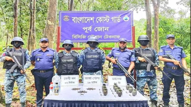 টেকনাফে পুকরে পানির নিচে মিললো হ্যান্ড গ্রেনেড, গুলি ও মদ টেকনাফে পুকরে পানির নিচে মিললো হ্যান্ড গ্রেনেড, গুলি ও মদ