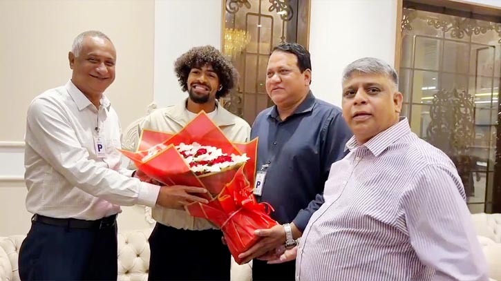সিঙ্গাপুরের বিপক্ষে খেলতে দেশের মাটিতে পা রাখলেন হামজা চৌধুরি সিঙ্গাপুরের বিপক্ষে খেলতে দেশের মাটিতে পা রাখলেন হামজা চৌধুরি