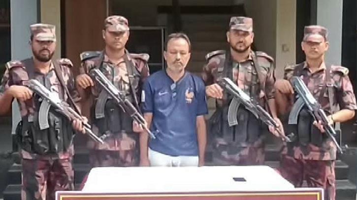 যশোরে দুই কোটি টাকা মূল্যের স্বর্ণের বারসহ আটক ১ যশোরে দুই কোটি টাকা মূল্যের স্বর্ণের বারসহ আটক ১