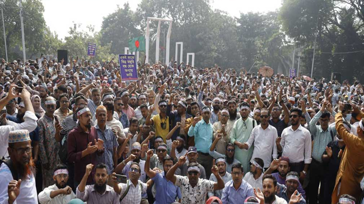 দেশজুড়ে চলছে প্রাথমিক শিক্ষকদের কর্মবিরতি, শহীদ মিনারে অবস্থান