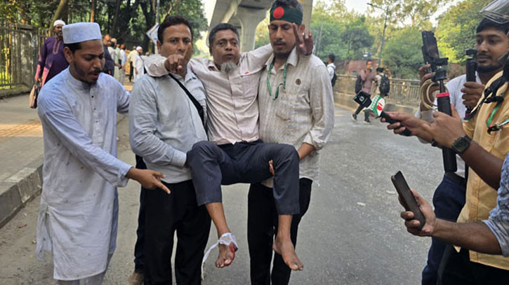 শাহবাগে ছত্রভঙ্গ শিক্ষকরা, সাউন্ড গ্রেনেড নিক্ষেপ, আহত ১২০