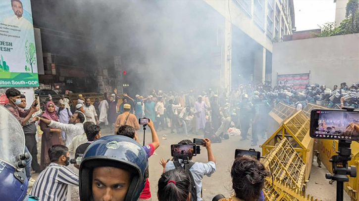 ইবতেদায়ি মাদ্রাসা শিক্ষকদের পদযাত্রায় পুলিশের জলকামান, টিয়ারশেল