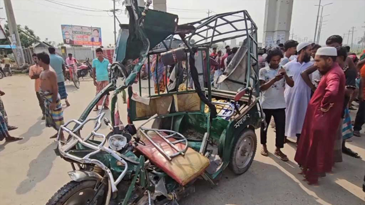 জামালপুরে কভার্ড ভ্যান-অটোরিকশার সংঘর্ষ, নিহত ৩ জামালপুরে কভার্ড ভ্যান-অটোরিকশার সংঘর্ষ, নিহত ৩