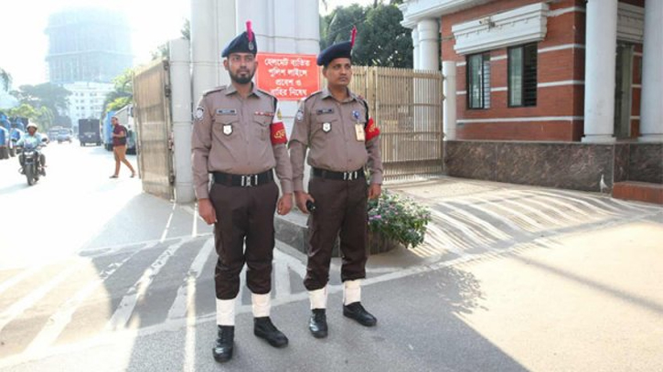 নতুন পোশাকে মাঠে নেমেছে পুলিশ