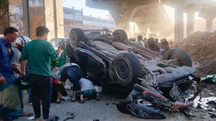 চট্টগ্রাম এক্সপ্রেসওয়ে থেকে গাড়ি ছিটকে পড়ে পথচারী নিহত, আহত ৪