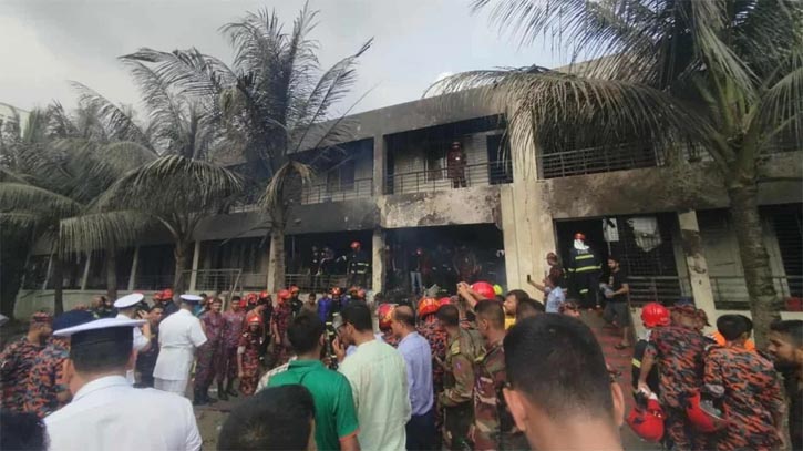 মাইলস্টোনে বিমান বিধ্বস্ত: নিহত বেড়ে ৩২, অনেকের অবস্থা আশঙ্কাজনক মাইলস্টোনে বিমান বিধ্বস্ত: নিহত বেড়ে ৩২, অনেকের অবস্থা আশঙ্কাজনক