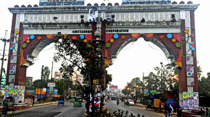 চট্টগ্রামে পিকআপ-কাভার্ডভ্যানের সংঘর্ষে নিহত ৫