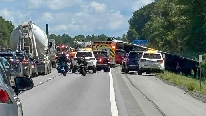 নিউইয়র্কে পর্যটকবাহী বাস দুর্ঘটনায় নিহত ৫