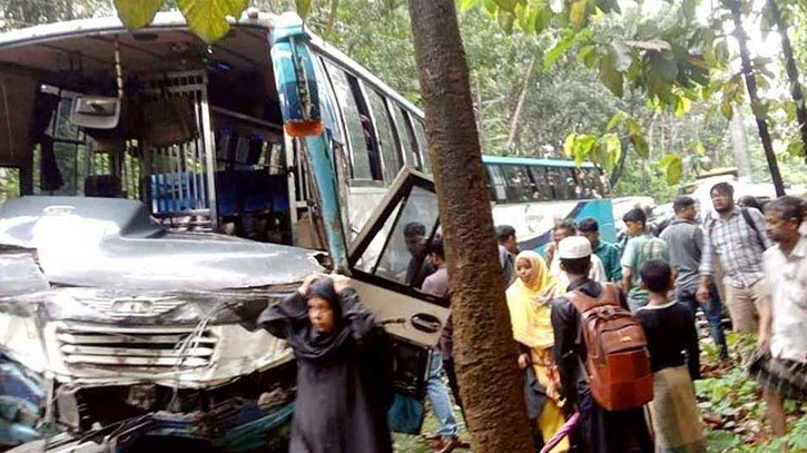 কক্সবাজারে বাস-মাইক্রোবাস সংঘর্ষে একই পরিবারের নিহত ৫