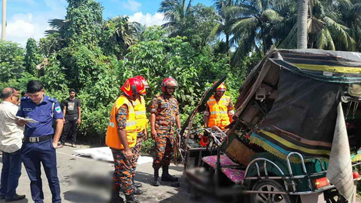 খুলনায় ট্রাকের ধাক্কায় ইজিবাইকের ৩ যাত্রী নিহত