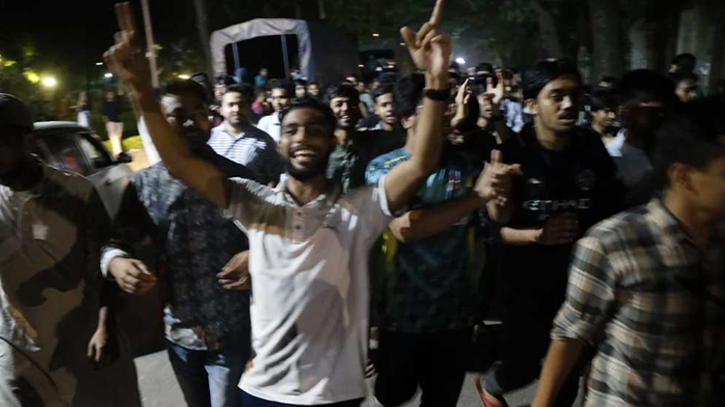 ফল ঘোষণা শেষ হওয়ার আগেই শিবিরের বিজয় মিছিল ফল ঘোষণা শেষ হওয়ার আগেই শিবিরের বিজয় মিছিল