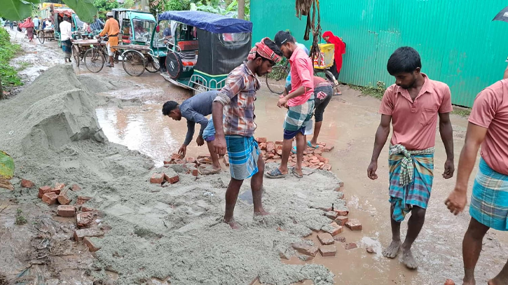 জনদুর্ভোগ কমাতে ৩ কি.মি. রাস্তা সংস্কার করলেন লাবীব গ্রুপের সালাউদ্দিন