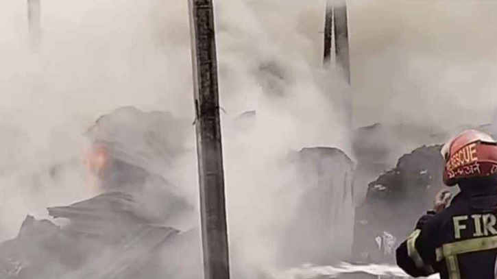 গাজীপুরে ঝুটের গোডাউনে আগুন