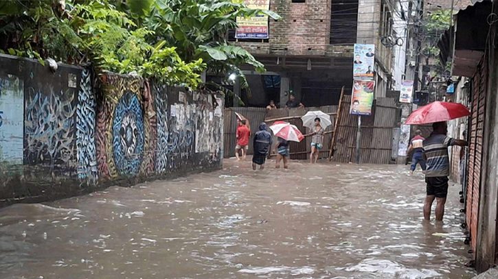 সারা রাতের ভারি বৃষ্টিতে রাজধানীতে জলাবদ্ধতা, চলাচলে ভোগান্তি