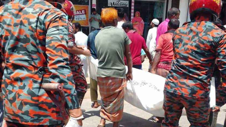 দিনাজপুরে ট্রাকচাপায় মা-মেয়ে নিহত