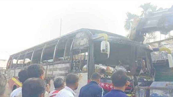 গভীর রাতে বাসে আগুন, ভেতরেই পুড়ে প্রাণ গেল চালকের