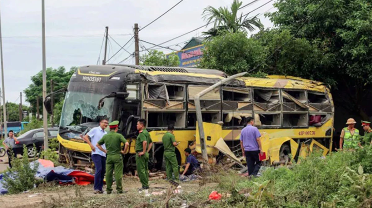 ভিয়েতনামে বাস উল্টে শিশুসহ ১০ জন নিহত
