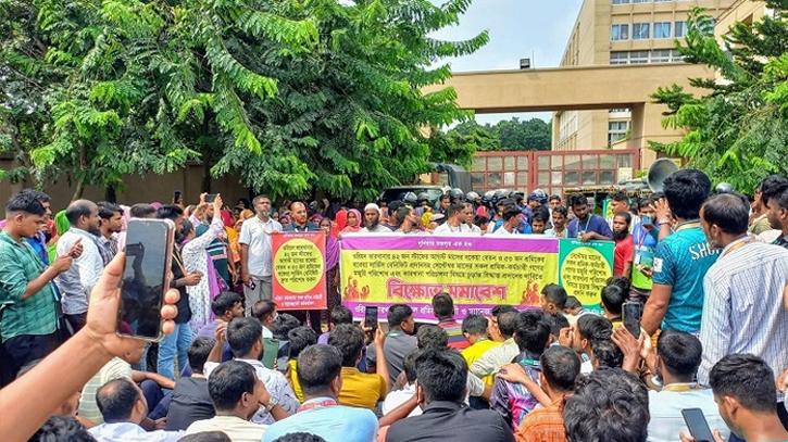 ভালুকায় কারখানায় কাজ বন্ধ, মহাসড়কে শ্রমিকদের বিক্ষোভ