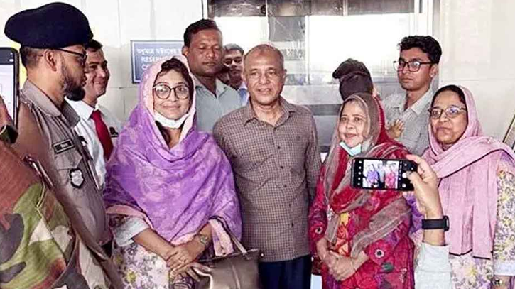 খালেদা জিয়ার খোঁজ নিতে হাসপাতালে গেলেন স্বরাষ্ট্র উপদেষ্টা