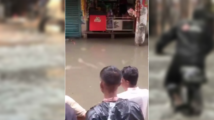 ঢাকায় বৃষ্টির পানিতে বিদ্যুতায়িত হয়ে বাইসাইকেল আরোহীর মৃত্যু