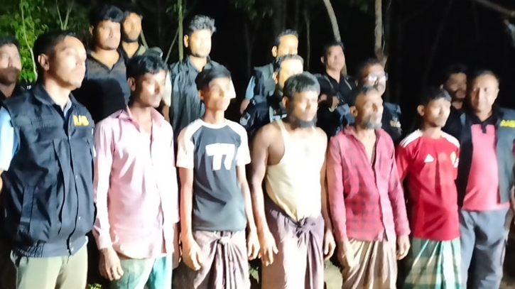 টেকনাফে গহীন পাহাড়ে অপহৃত ৫ জন উদ্ধার টেকনাফে গহীন পাহাড়ে অপহৃত ৫ জন উদ্ধার