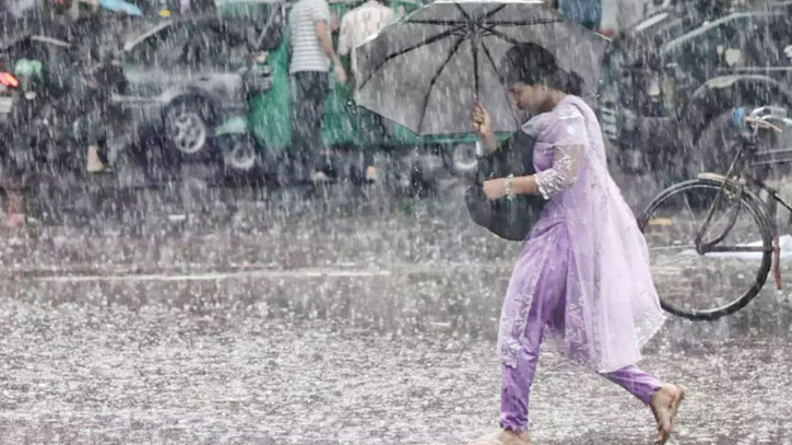 ধেয়ে আসছে শক্তিশালী বৃষ্টিবলয়, টানা বৃষ্টির আভাস
