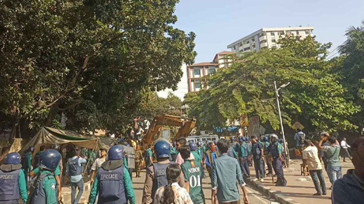 ধানমন্ডি ৩২-এ শিক্ষার্থীদের ছত্রভঙ্গে পুলিশের সাউন্ড গ্রেনেড