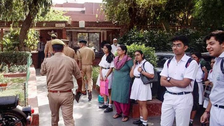 দিল্লির ৫০টিরও বেশি স্কুলে বোমা হামলার হুমকি