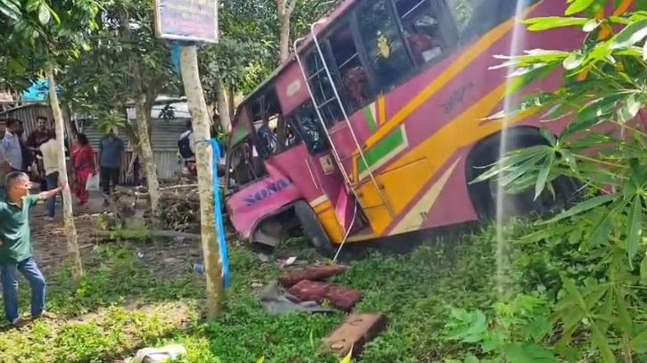 Three killed in bus-truck collision in Gopalganj