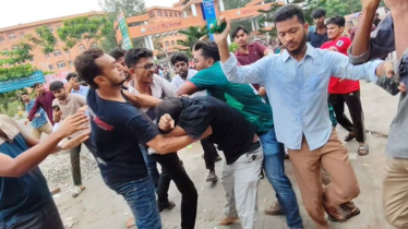 Chhatra Dal, Shibir activists clash at Barisal University Chhatra Dal, Shibir activists clash at Barisal University