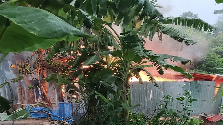 Mob attacks and burns home of rape, murder suspects