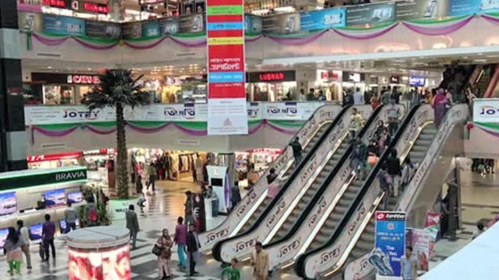 Govt reimposes 7 pm closing time for shops, markets
