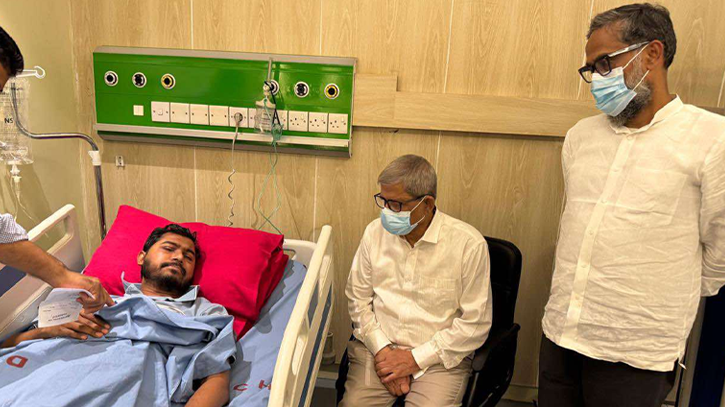 নুরুল হক নুরকে দেখতে হাসপাতালে মির্জা ফখরুল