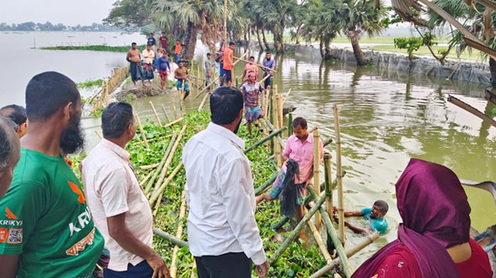 যশোরে বেড়িবাঁধ ভেঙে ১২০০ হাজার বিঘা ফসলি জমি প্লাবিত যশোরে বেড়িবাঁধ ভেঙে ১২০০ হাজার বিঘা ফসলি জমি প্লাবিত